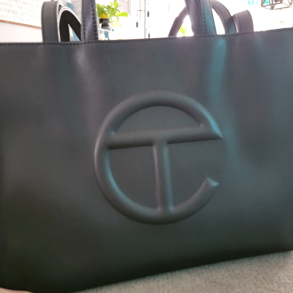 Medium Telfar Shopping Bag, only used once. Comes with it's drawstring bag